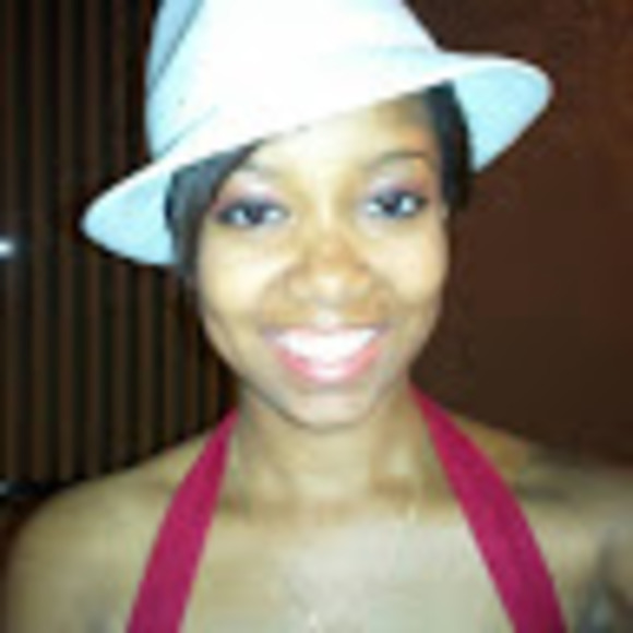 Meet your Posher, Elle - Picture 1 of 1